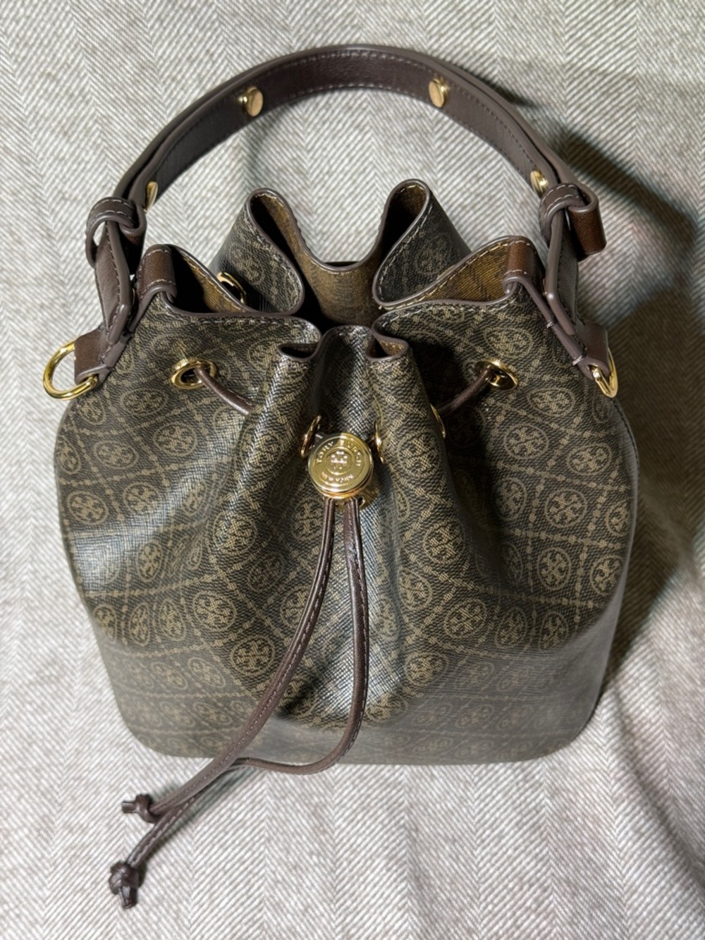 Pre-Owned Tory Burch T Monogram Coated Canvas Bucket Bag in French Press - Picture 9 of 15